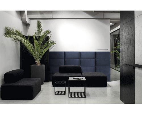 MOLLIS Wandkussen Riviera nachtblauw 30x60 cm Moderne woonkamer met zwarte meubels, wandpanelen en kamerplant