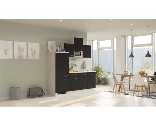 Moderne keuken met boven- en onderkasten, spoelbak en magnetron in een lichte woonkamer.