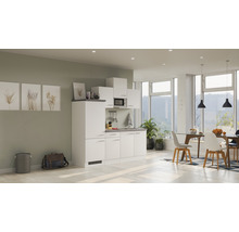 Compacte kitchenette in een lichte en ruime woonkamer met eettafel