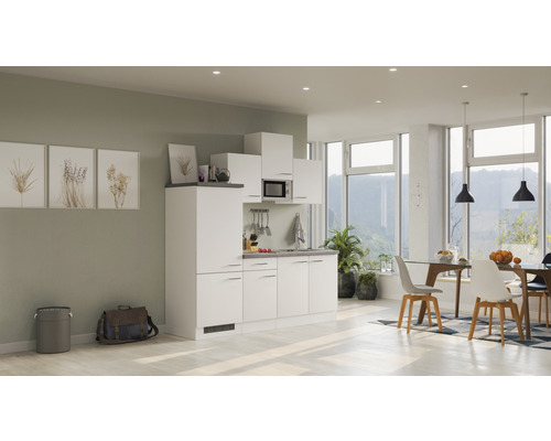 Compacte kitchenette in een lichte en ruime woonkamer met eettafel