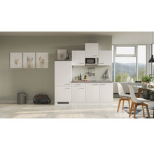 Lichte keuken met inbouwkasten, magnetron en eethoek