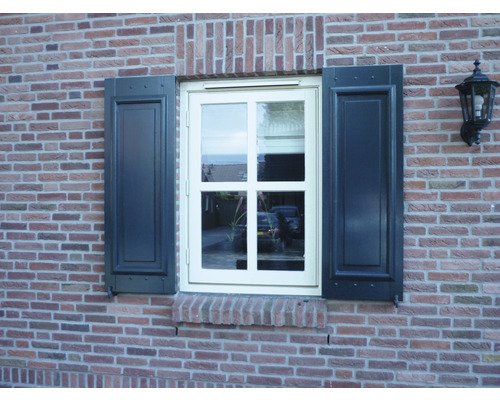 Raam met luiken aan een bakstenen huis
