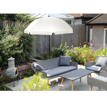 Tuinmeubelset met parasol op een terras