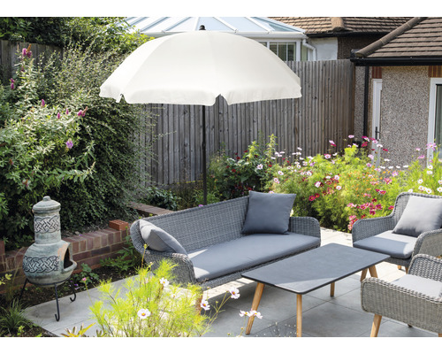 Tuinmeubelset met parasol op een terras