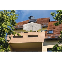 Balkon met parasol en beplanting voor een huis