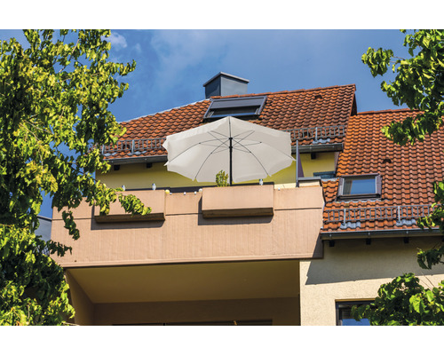 Balkon met parasol en beplanting voor een huis