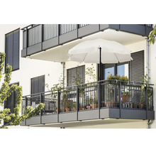 Balkon met parasol, planten en metalen balustrade