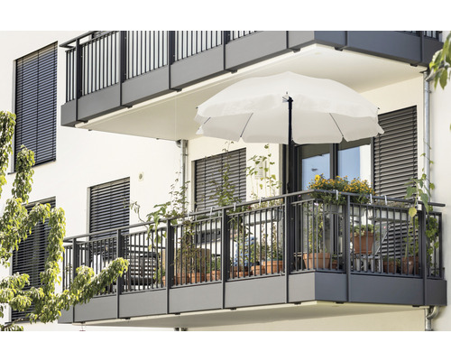 Balkon met parasol, planten en metalen balustrade