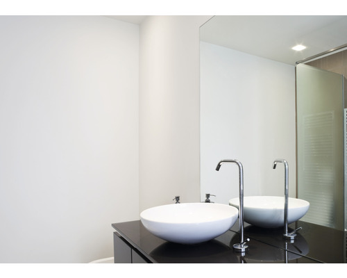 Lichte badkamer met opzetwastafel en spiegel