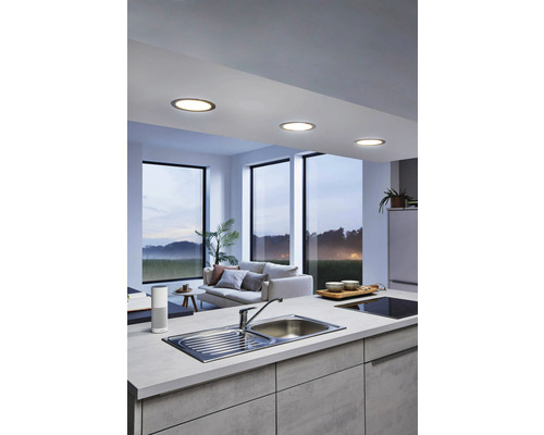 Lichte keuken met inbouwspots aan het plafond, spoelbak en raam