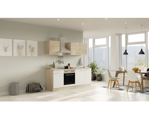Lichte keuken met eettafel en stoelen in een ruime kamer.