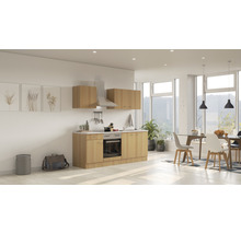 Lichte keuken met eethoek, keukenkasten, afzuigkap en eettafel met stoelen