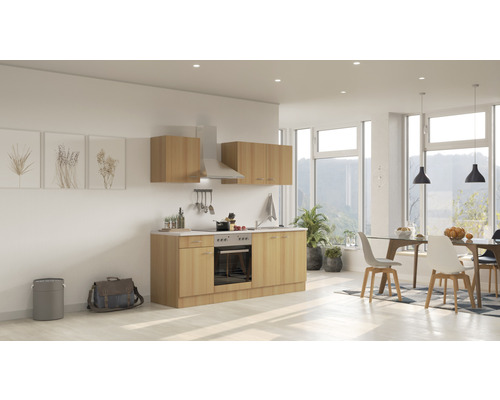 Lichte keuken met eethoek, keukenkasten, afzuigkap en eettafel met stoelen