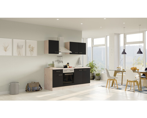 Complete keuken met bovenkasten, afzuigkap en ingebouwde oven in een lichte, moderne ruimte