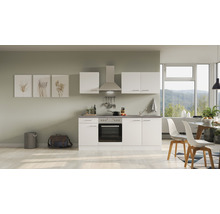 Lichte keuken met witte kasten, afzuigkap en eettafel met stoelen.