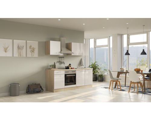 Lichte keuken met eettafel en stoelen in modern design