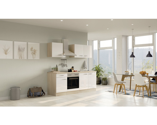 Lichte keuken met kitchenette en eethoek in een moderne woonkamer.