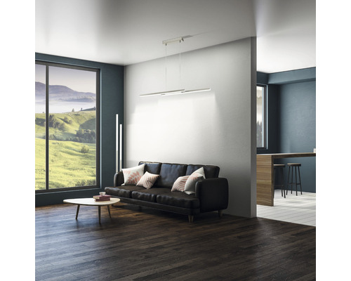 Woonkamer met bank, tafel en verlichting