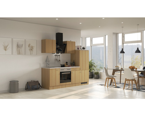 Lichte keuken met houten fronten, afzuigkap en eethoek in een moderne woonkamer.