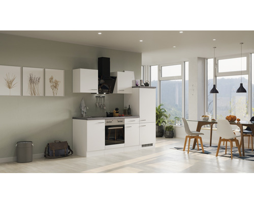 Lichte keuken met eettafel en stoelen in een moderne woonkamer.