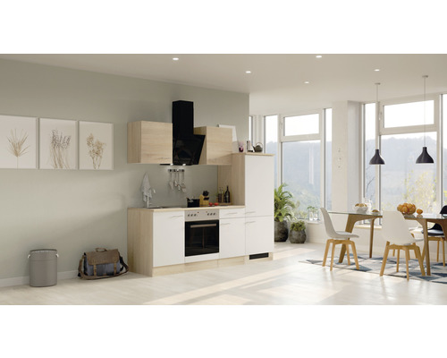 Moderne keuken met lichte houten fronten en een zwarte afzuigkap in een lichte, open woonruimte.