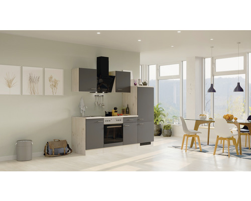 Moderne keuken met eettafel en stoelen in een lichte ruimte.