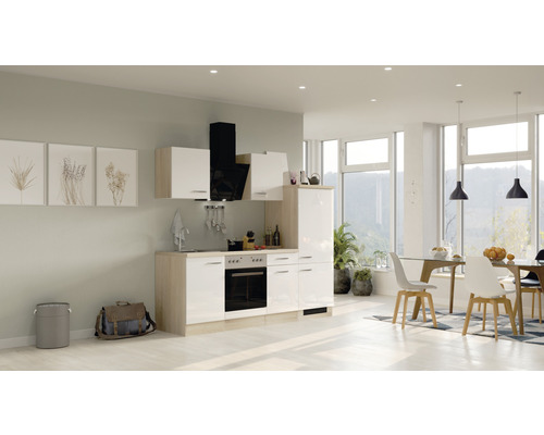 Lichte keuken met kitchenette, afzuigkap en eethoek