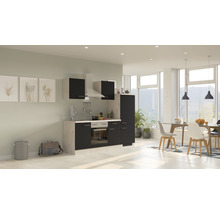 Lichte keuken met modern meubilair en eethoek