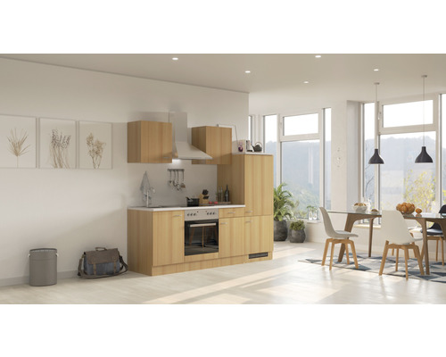 Keuken met bovenkasten, afzuigkap en inbouwfornuis in een lichte, moderne ruimte.