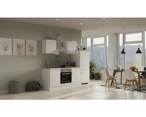 Lichte keuken met witte kasten en eettafel in een modern huis