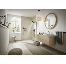 Lichte badkamer met douche, wastafel, spiegel en raam voor een moderne sfeer