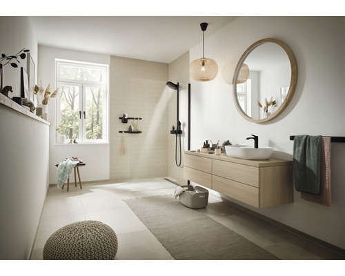 Lichte badkamer met douche, wastafel, spiegel en raam voor een moderne sfeer