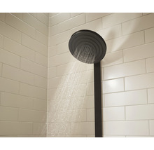 Regendouche met waterstraal in de badkamer