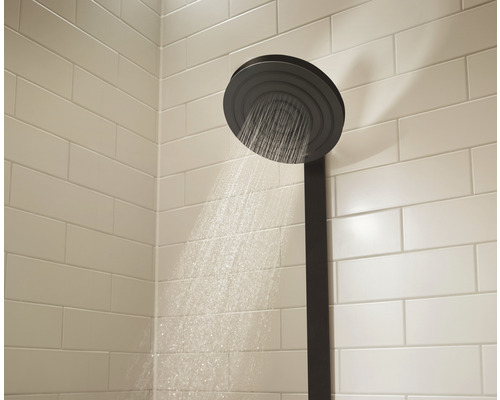Regendouche met waterstraal in de badkamer