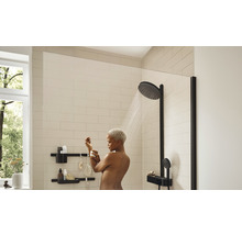 Douche met douchesysteem, douchekop en doucheplanken in moderne badkamer