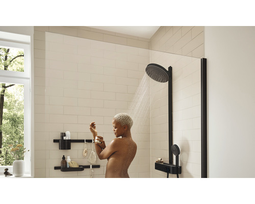Douche met douchesysteem, douchekop en doucheplanken in moderne badkamer