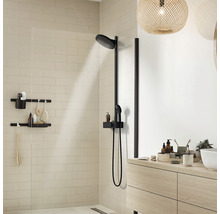 Moderne badkamer met zwarte douchezuil, regendouche en opbergplanken voor badkamerartikelen.