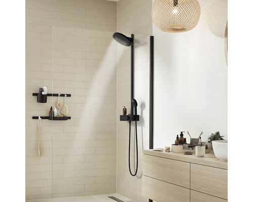 Moderne badkamer met zwarte douchezuil, regendouche en opbergplanken voor badkamerartikelen.