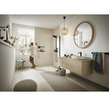 Lichte badkamer met douche, wastafel met spiegel en raam