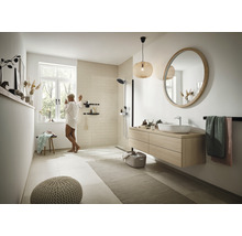 Lichte badkamer met douche, wastafel, spiegel en accessoires voor een moderne sfeer