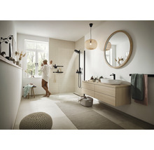 Lichte badkamer met douche, wastafel, spiegel en decoraties voor een moderne sfeer.