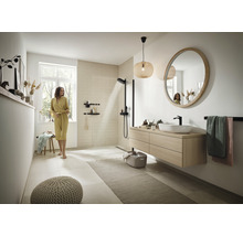 Lichte badkamer met douche, wastafel met spiegel, handdoekhouder en zitgelegenheid