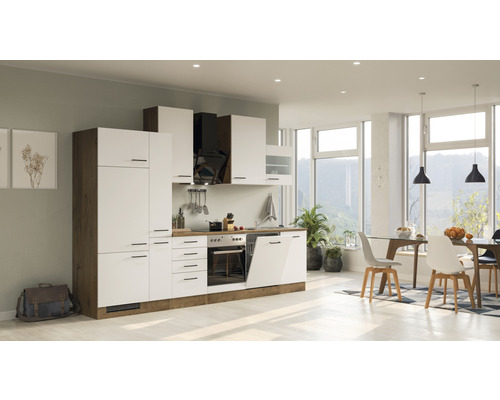 Lichte keuken met inbouwkasten, afzuigkap en eethoek met groot raam