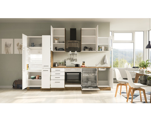 Moderne keuken met witte fronten, geïntegreerde apparatuur en open kasten voor een lichte en georganiseerde sfeer.