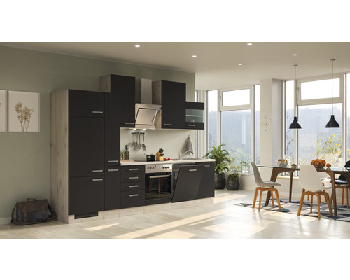 Lichte keuken met keukeninrichting in een donkere houtlook en een eetgedeelte.