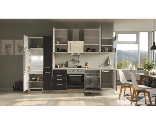 Moderne keuken met open kasten, koelkast, vaatwasser en afzuigkap