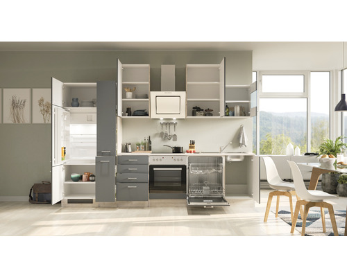 Lichte keuken met inbouwkasten, koel-vriescombinatie, fornuis en vaatwasser.