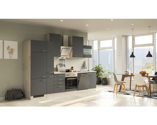 Complete inbouwkeuken met keukenkasten, elektrische apparaten en afzuigkap in een lichte ruimte.