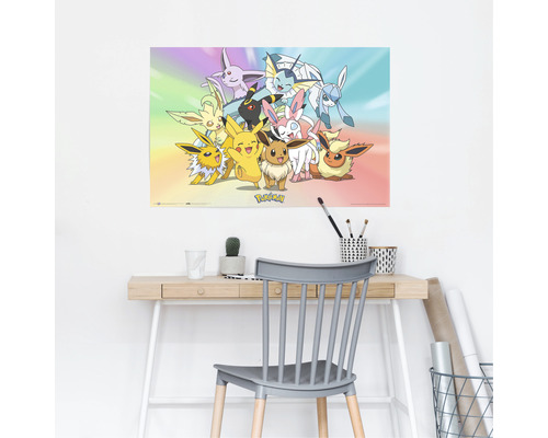 Poster met Pokemon figuren in een kamer boven een bureau