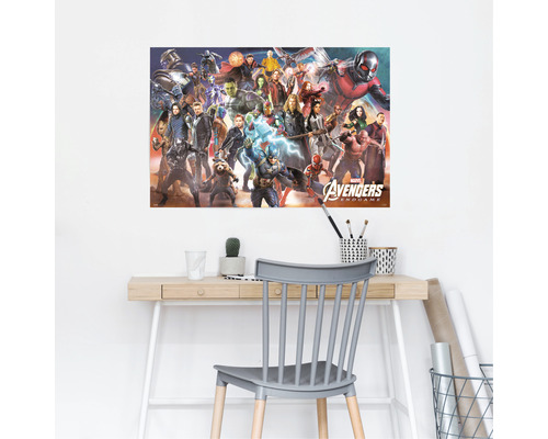 Wandposter met Avengers Endgame motief boven een bureau met stoel